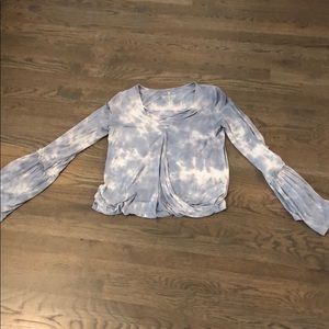 American Eagle women’s blue and white top